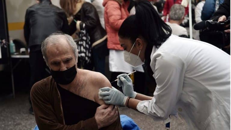 Korona virus: „Ne treba da paničimo zbog omikrona“ – kažu iz SZO, u Srbiji nastavlja da pada broj zaraženih