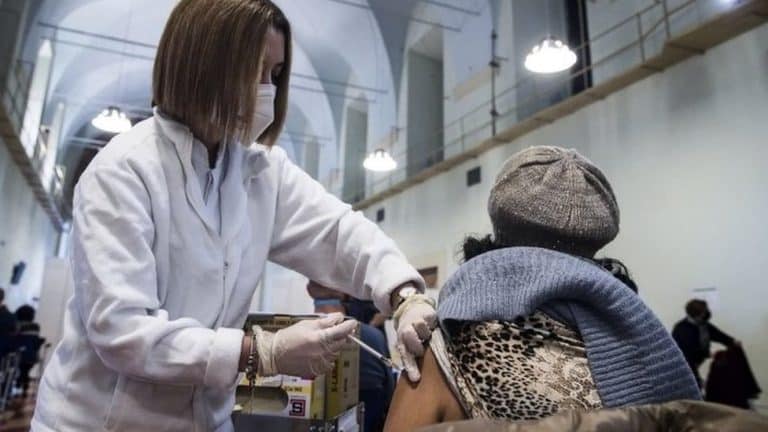Korona virus odneo još 41 život u Srbiji, demonstracije protiv kovid mera u Briselu i Beču