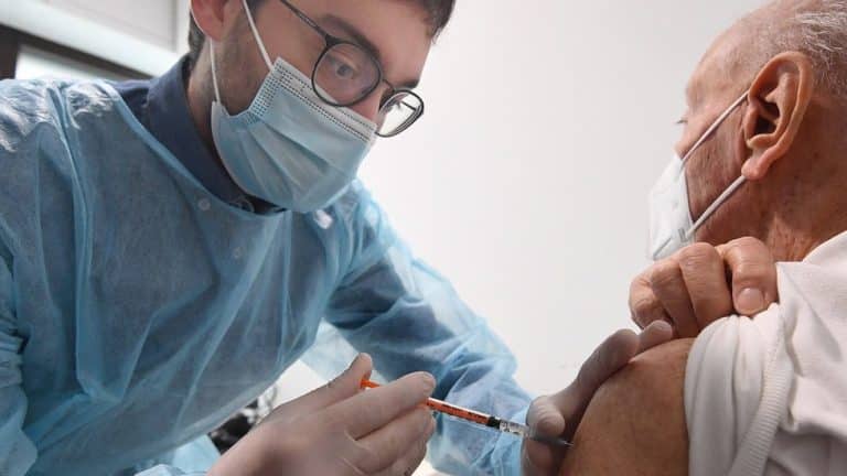 Korona virus i Italija: Muškarac uz pomoć veštačke ruke pokušao da izbegne vakcinaciju