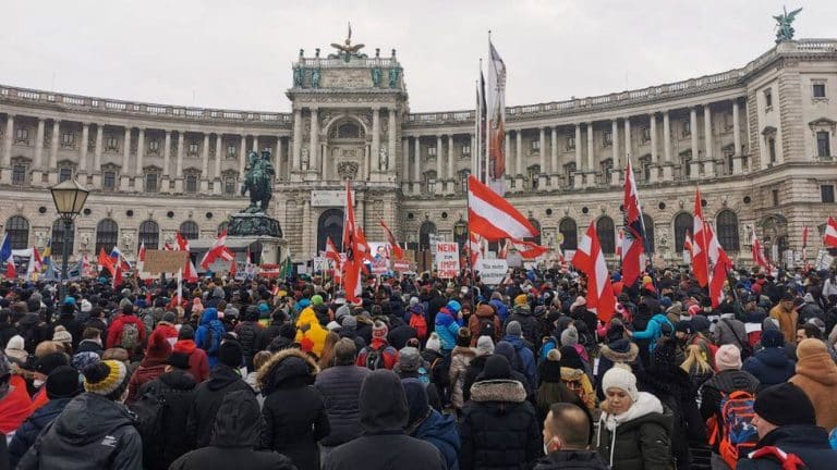 Korona virus: U Srbiji povoljnija epidemiološka slika, u Beču veliki protesti zbog karantina obavezne vakcinacije