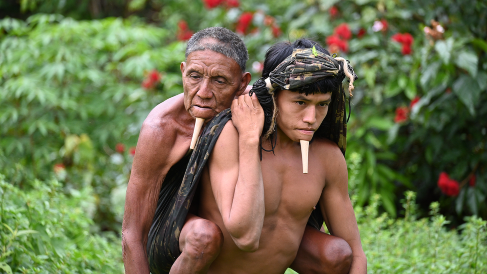 Brazil, Amazonija i Kovid: Pet dana nosio oca na leđima kroz šumu – da bi primio vakcinu
