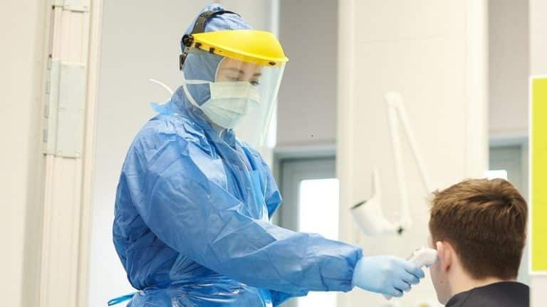 Korona virus: Redovi ispred kovid ambulanti u Srbiji se ne smanjuju, i Moderna počela ispitivanje vakcine protiv omikron soja