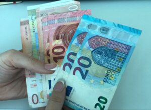 Zaposlenima u socijalnim ustanovama u petak po 10.000 dinara