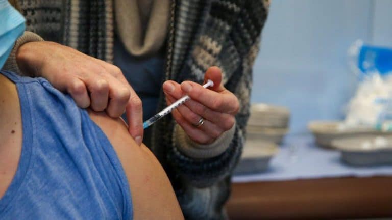 Korona virus: Nastavlja da pada broj novozaraženih u Srbiji, u Engleskoj uništeno skoro pet miliona doza vakcina