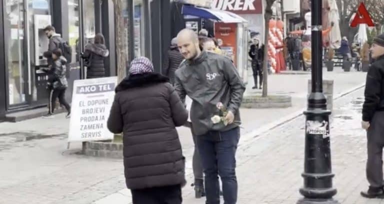 Forum mladih pripremio poklone za pripadnice lepšeg pola (video)
