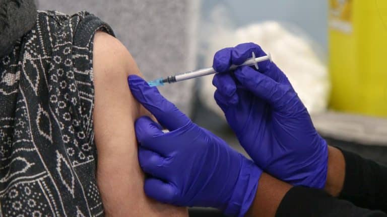 Korona virus, vakcine i Velika Britanija: Četvrta doza povećava zaštitu od kovida-19, pokazuje istraživanje