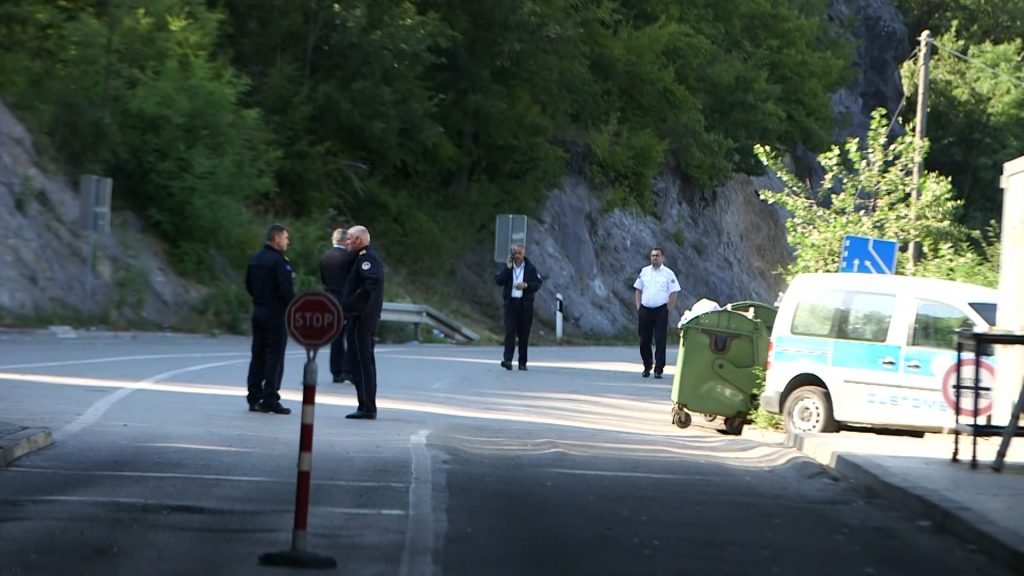Jarinje i dalje blokirano, na severu Kosova bilbordi „Dobro došli u ZSO“