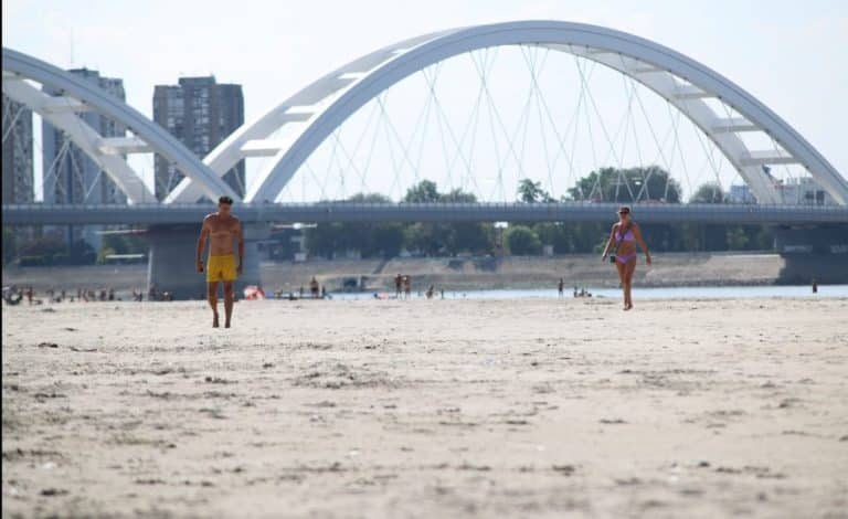 Dunav u Novom Sadu na – 4 centimetra, ljudi šetaju koritom reke