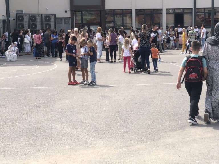 Šta sve uključuje đački dinar i ko odlučuje kako se raspolaže tim novcem