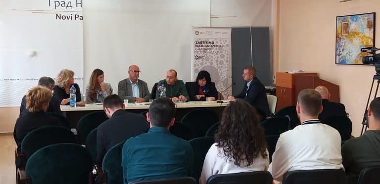 Odrzana tribina na temu ko brine o najugroženim gradjanima (video)