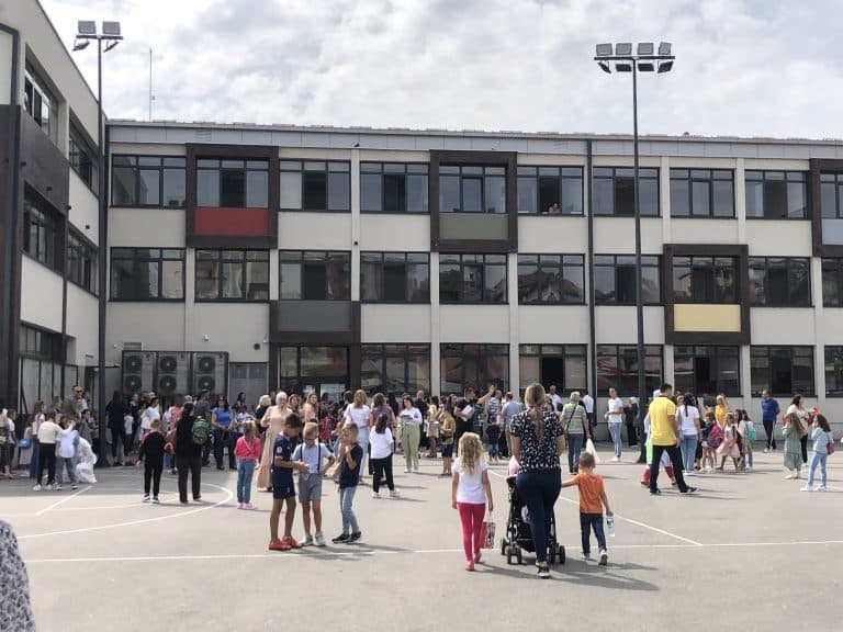 Početak školske godine obeležen intoniranjem himne „Bože pravde“ (video)