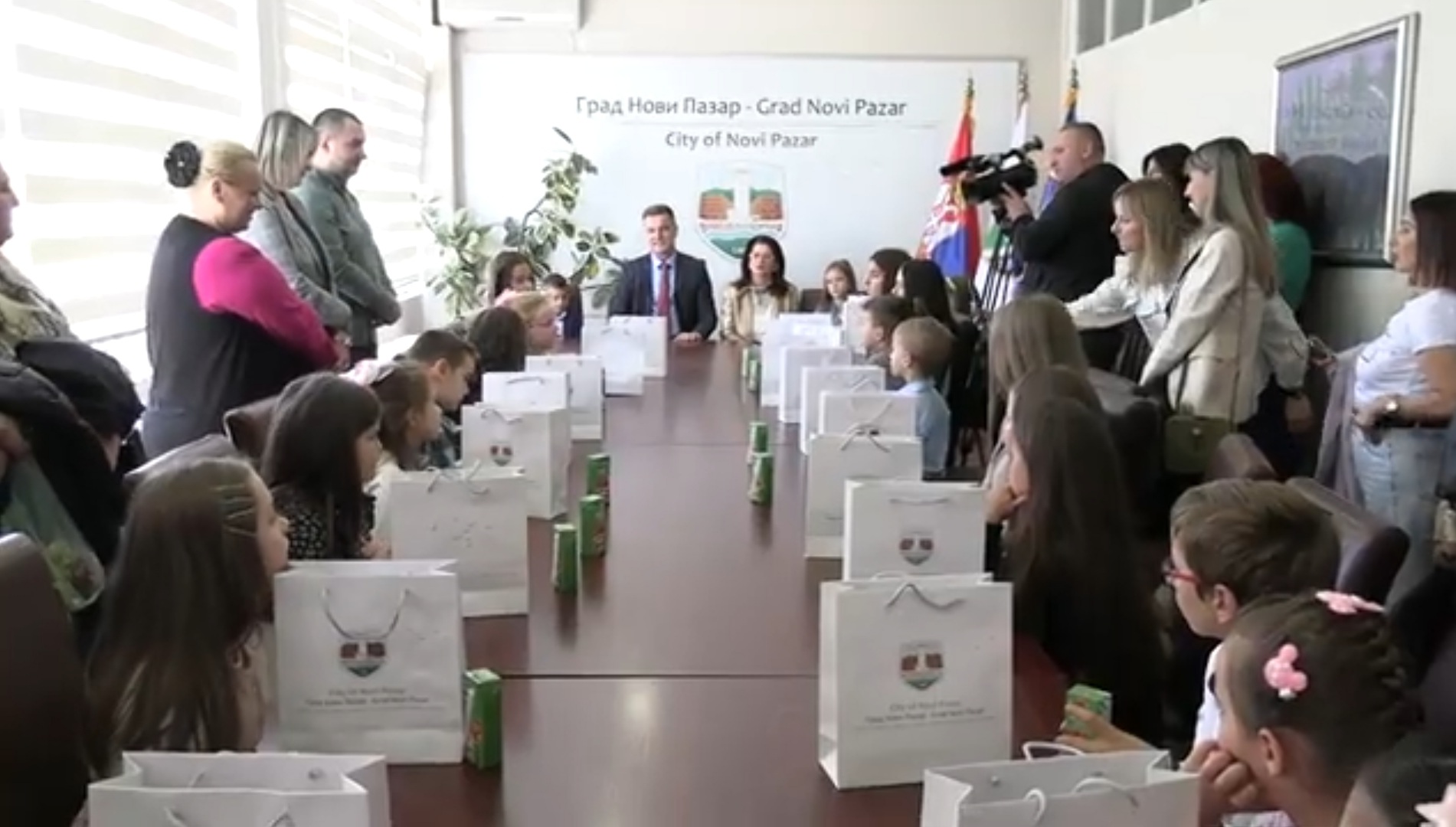 Gradonačelnik ugostio mališane vrtića „Mladost“ i osnovce (video)