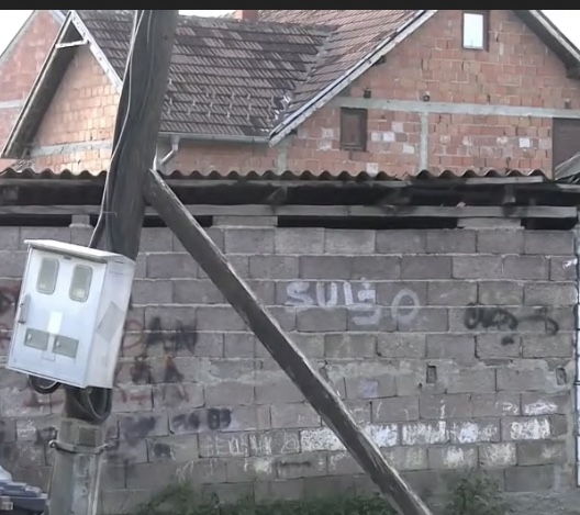 Opasno po život: Građani u strahu zbog nakrivljene bandere u Pazaru (video)