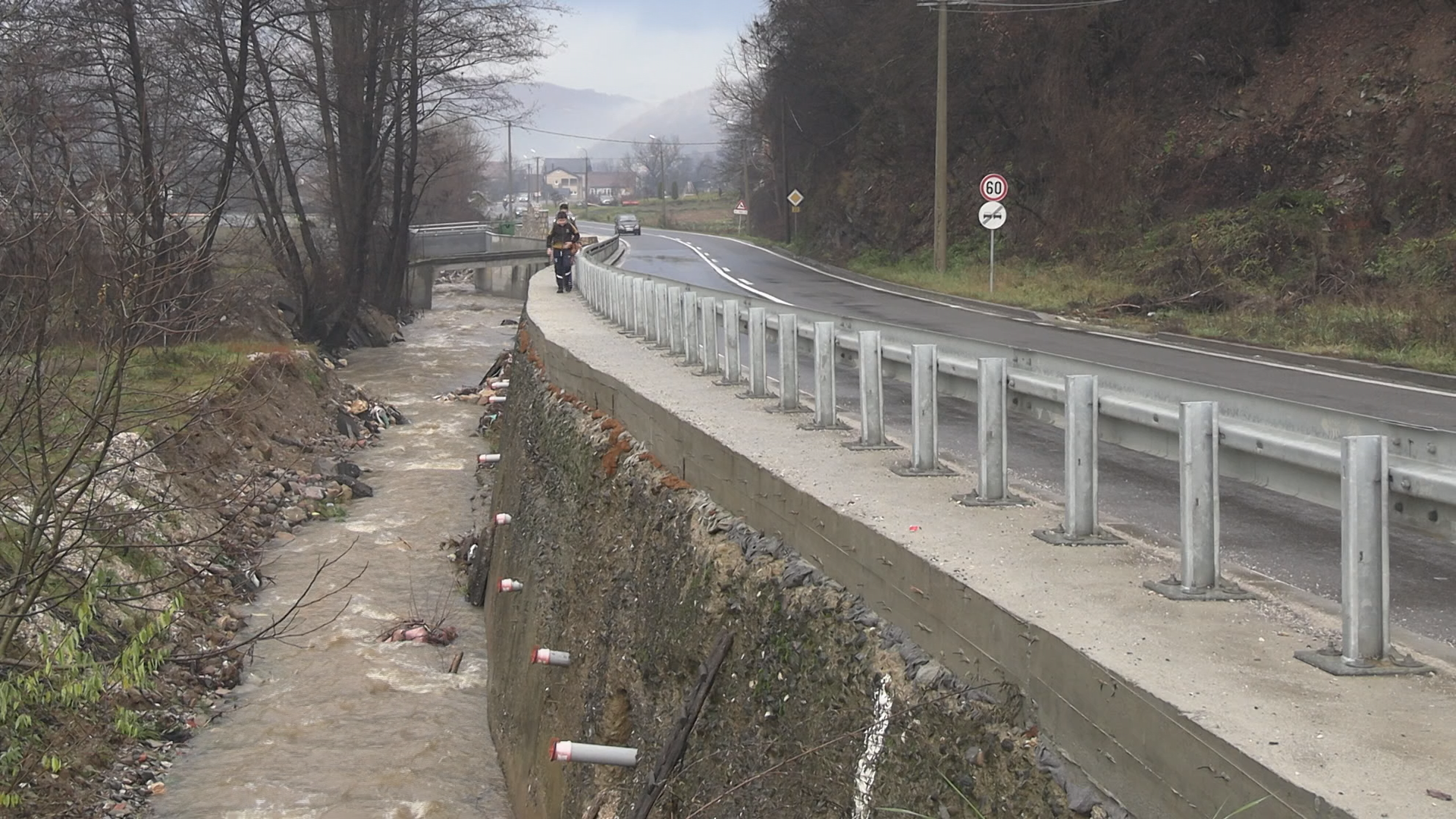 Opasna staza jedini put do škole u Novom Pazaru (video)
