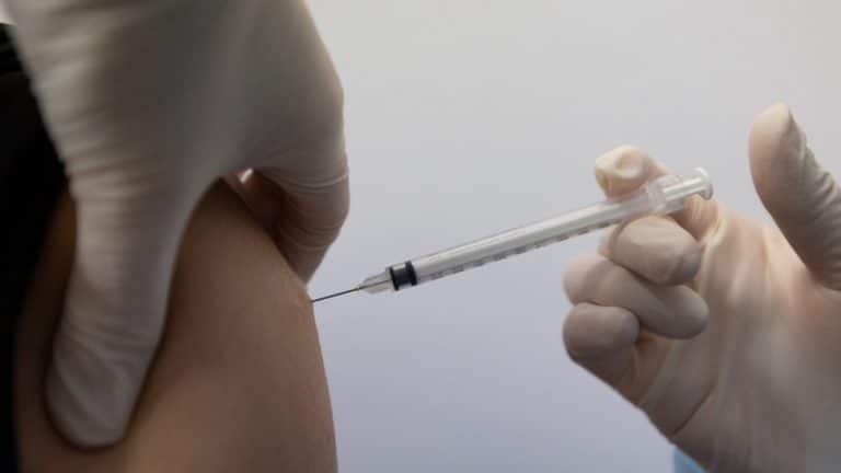 Korona virus i vakcine: Posle dve godine, šta znamo o rezultatima i neželjenim dejstvima