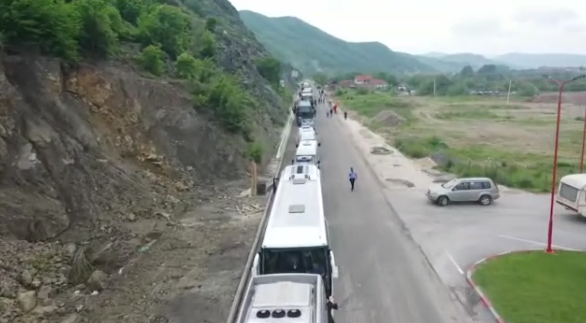 PRVA TV: SDP I SNS organizovali 20 autobusa za miting “Srbija nade”