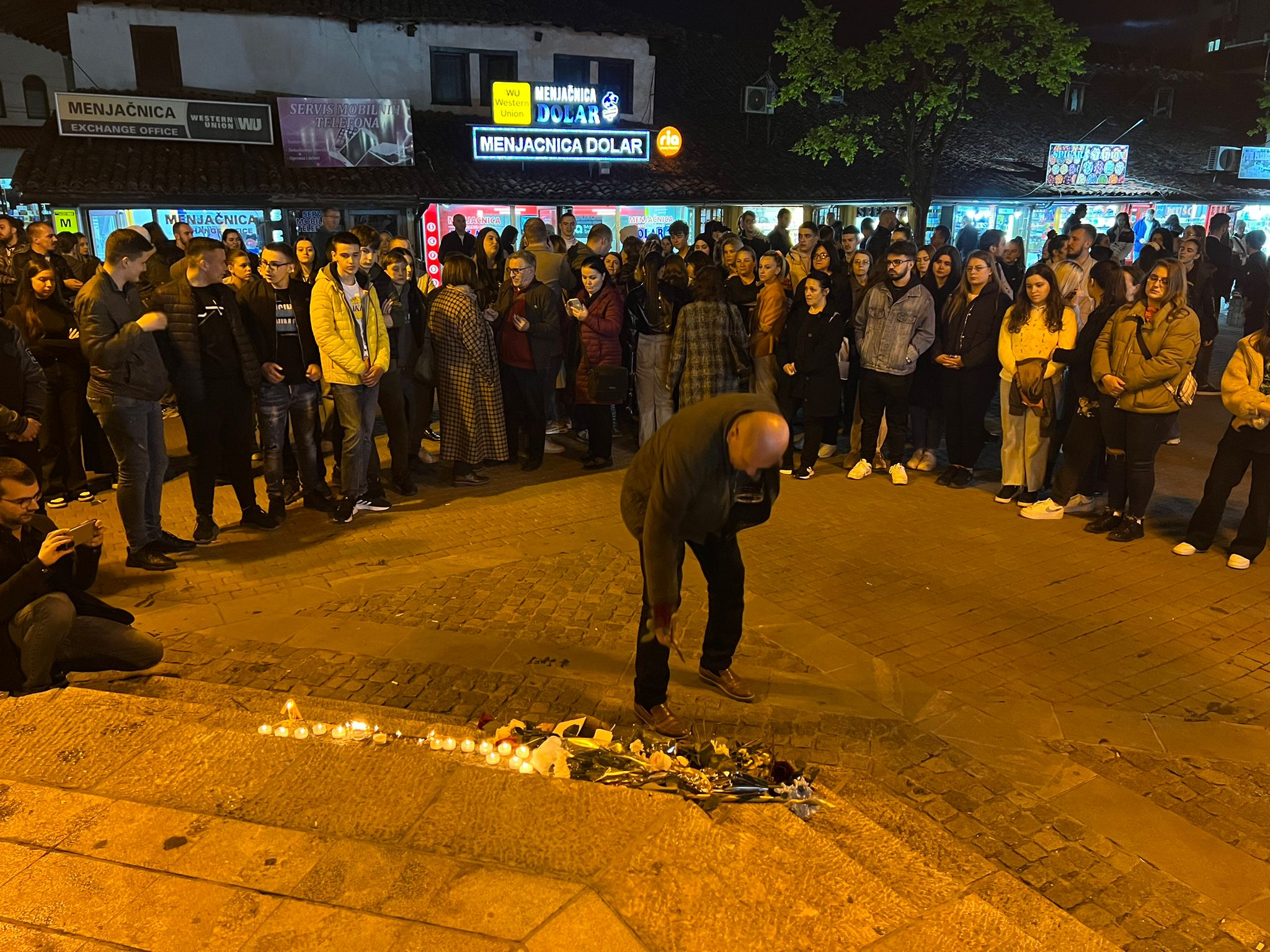 Novopazarci odali počast đacima i radniku koji su juče ubijeni u beogradskoj školi (video)