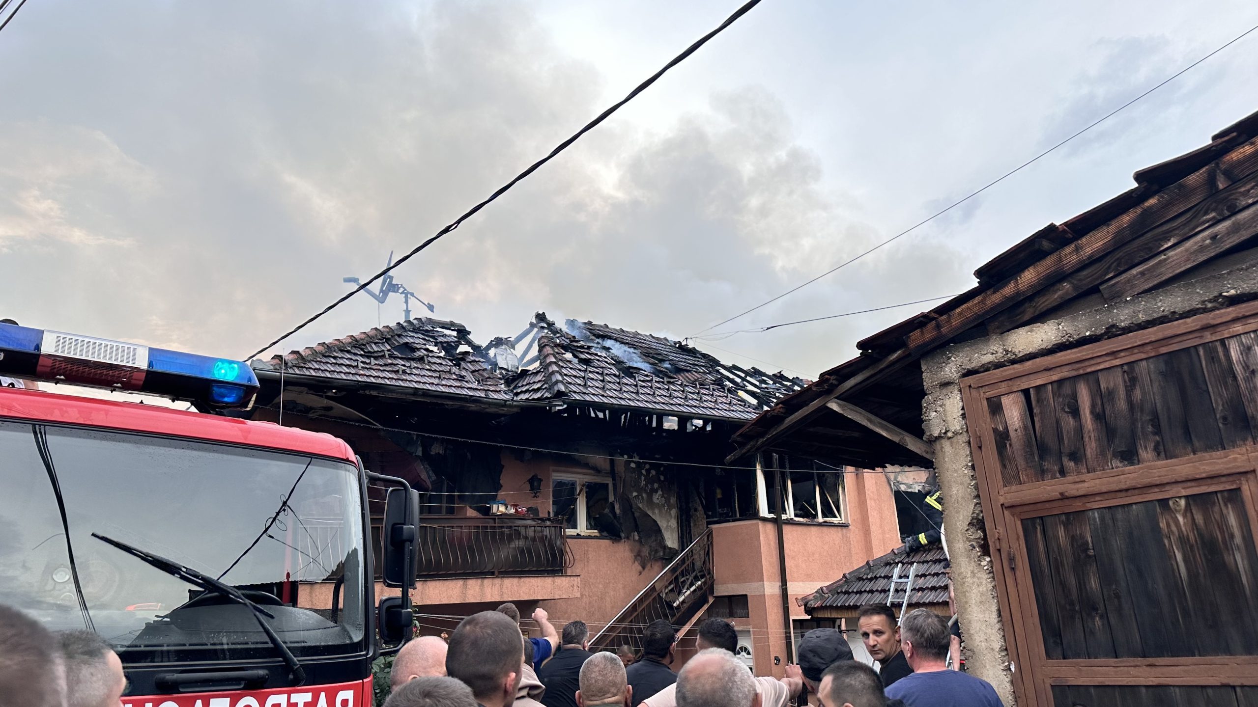 Zbog udara groma gori kuća u Novom Pazaru (VIDEO)