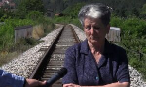 Lola iz Raške sprečila ženu da skoči pod voz