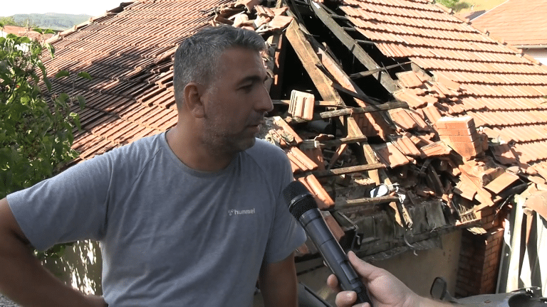 Automobil sleteo na krov kuće u Novom Pazaru (VIDEO)