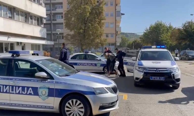 Uhapšena Novopazarka (29) – u stanu pronađeno oružje i droga (VIDEO)