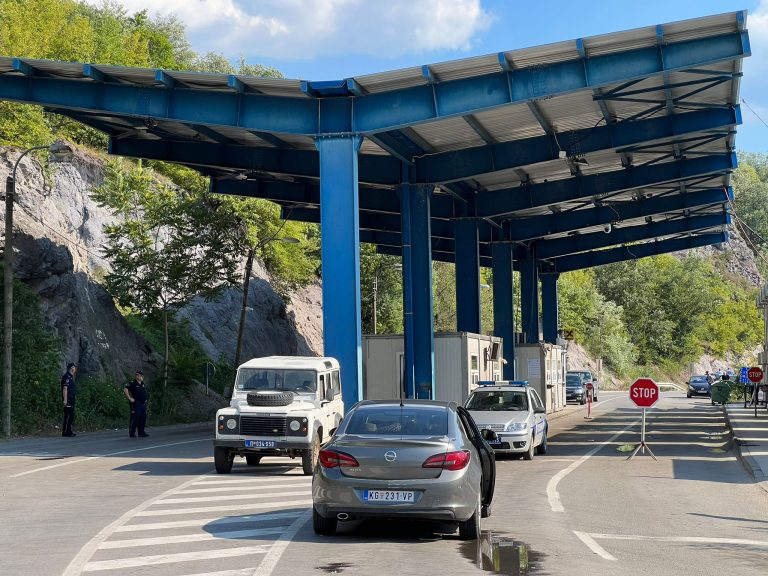Borelj: Zabrinjava gomilanje srpske vojske kod administrativne linije