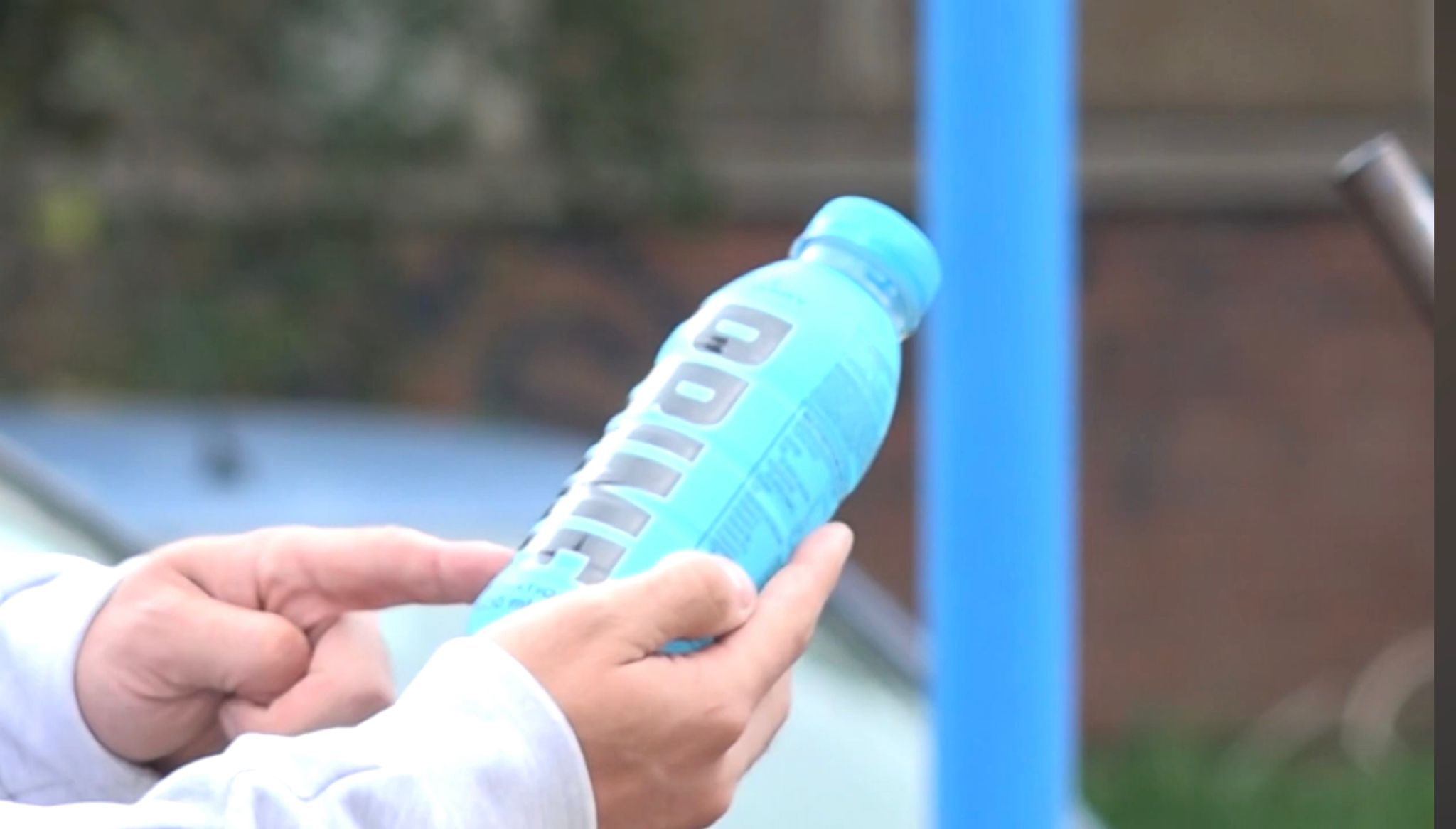Piće koje se prodaje na gutljaj zabrinulo roditelje u Novom Pazaru (VIDEO)
