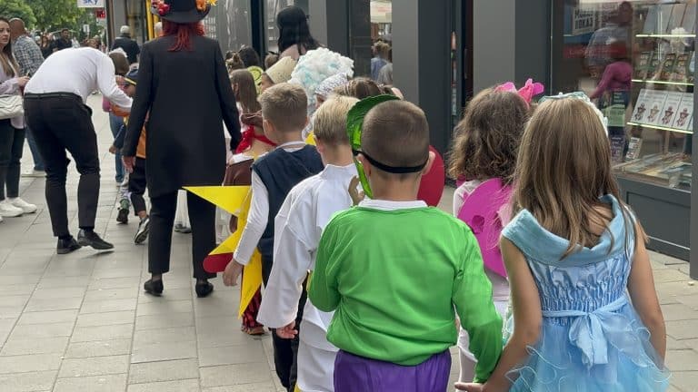 Maskenbalom predškolaca otvorena Dečija nedelja u Novom Pazaru (VIDEO)