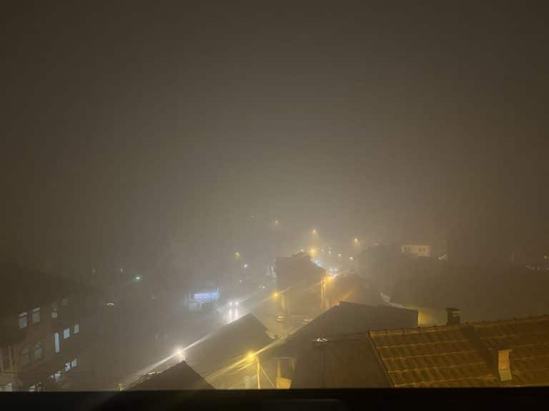 Tri saobraćajne nesreće u Novom Pazaru zbog guste magle (video)