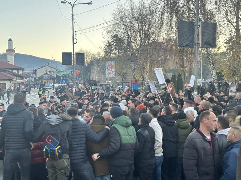 Incident na skupovima vlasti i opozicije Novi Pazar (VIDEO)