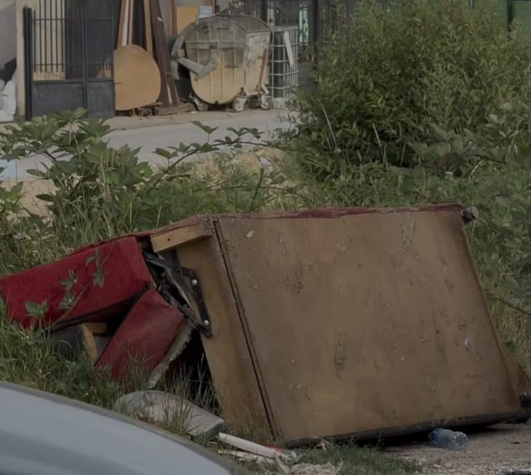 PRIJAVI PROBLEM: U Novom Pazaru nesavesni građani su bacili kauč na obalu reke Trnavice