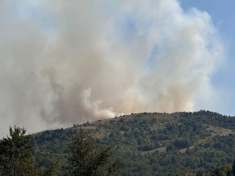 Veliki požar u Sjenici: Vatra se širi ka naseljenim mestima (VIDEO)