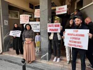 Majke na protestu u Novom Pazaru: “DA SVA NAŠA DECA JOŠ NOĆAS IZAĐU IZ PRITVORA” (VIDEO)