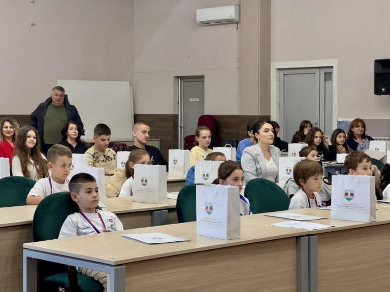 Deca na sednici dečije skupštine ukazala na probleme sa bezbednošću na ulicama i psima lutalicama (VIDEO)