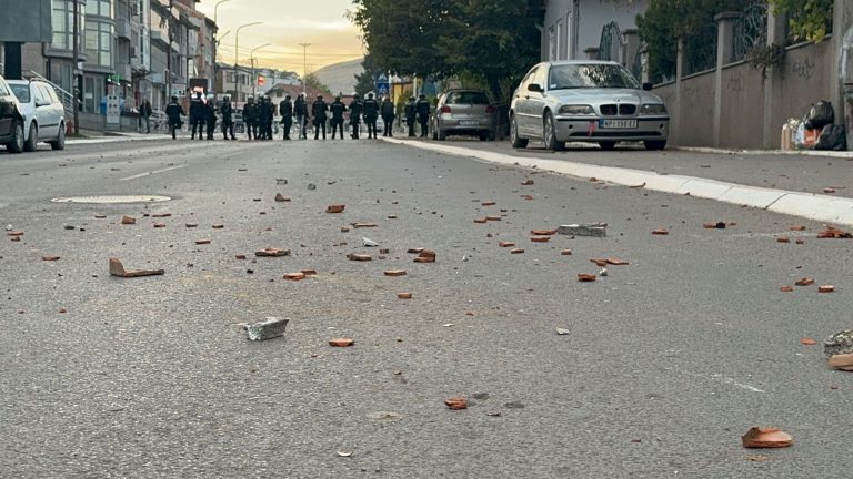 Povređeno šest policajaca u sukobima sa navijačima FK Novi Pazar (VIDEO)
