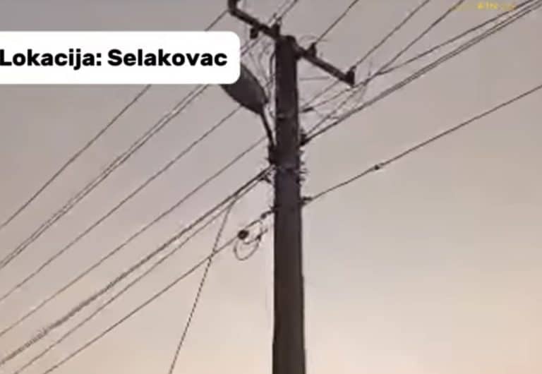 Opasnost u Selakovcu: Oboreni kablovi prete bezbednosti građana i dece (VIDEO)