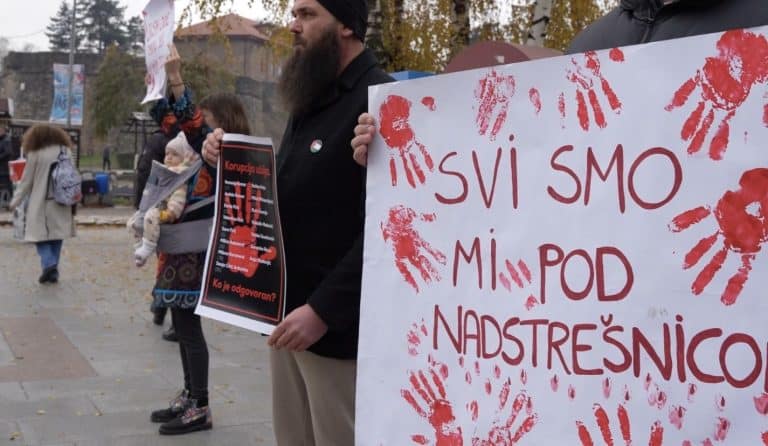 Novopazarci se i ovog petka okupili u znak sećanja na stradale u Novom Sadu