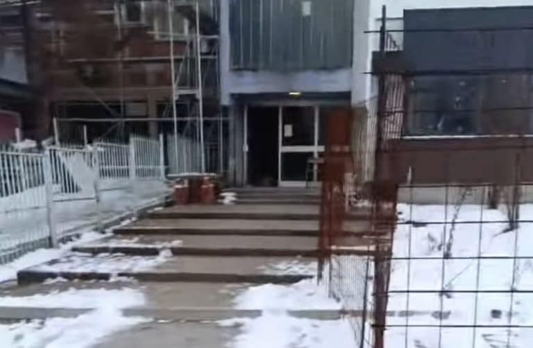 PRIJAVI PROBLEM: Poledica u dvorištu bolnice otežava prilaz ambulanti i ugrožava bezbednost pacijenata (VIDEO)