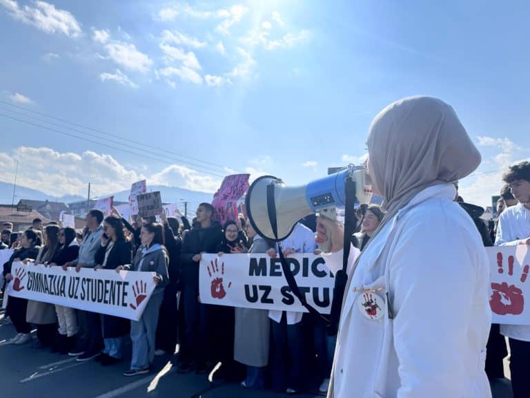 Srednjoškolci i studenti blokirali magistralu na sat vremena (VIDEO)