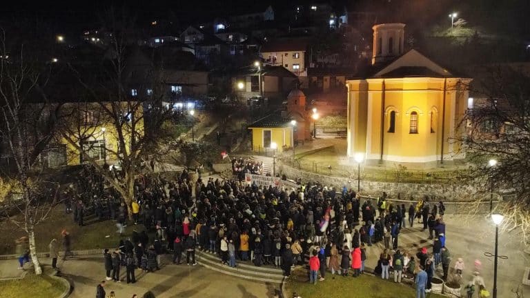 Građani Raške pustili 15 balona u znak sećanja na žrtve tragedije u Novom Sadu (VIDEO)