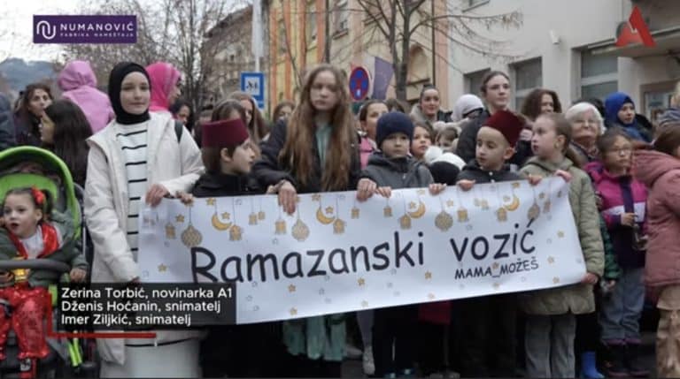 Drugi Ramazanski vozić: Deca Novog Pazara u susret mesecu Ramazanu (VIDEO)