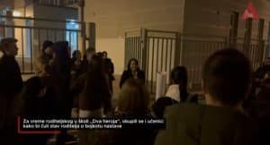 Roditelji došli na roditeljski, učenici ih čekali ispred škole „Dva heroja“ (VIDEO)