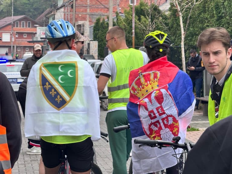 Studenti iz Novog Pazara biciklima krenuli ka Kraljevu kako bi prisustvovali protestu (VIDEO)