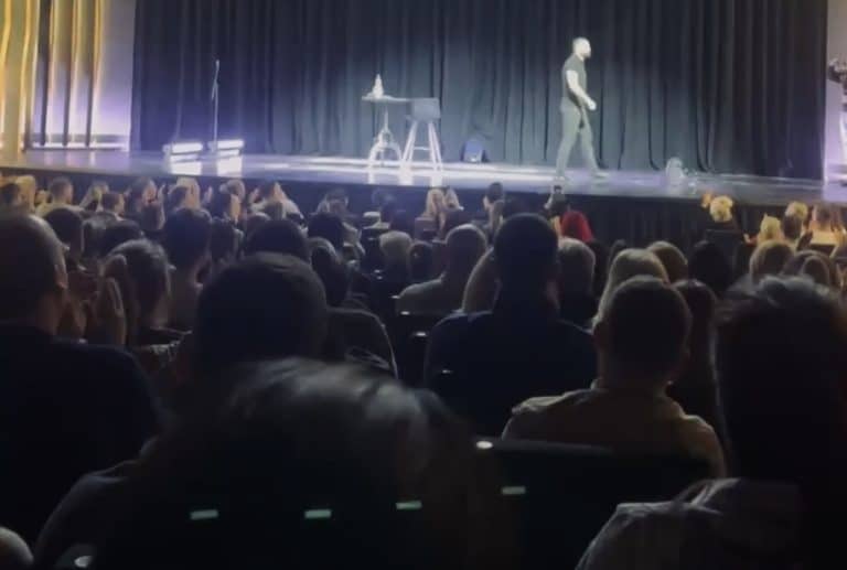 Semir Gicić ovacijama ispraćen na poslednjem izvođenju stand-upa „Beskompromisno“ u prepunoj MTS Dvorani (VIDEO)