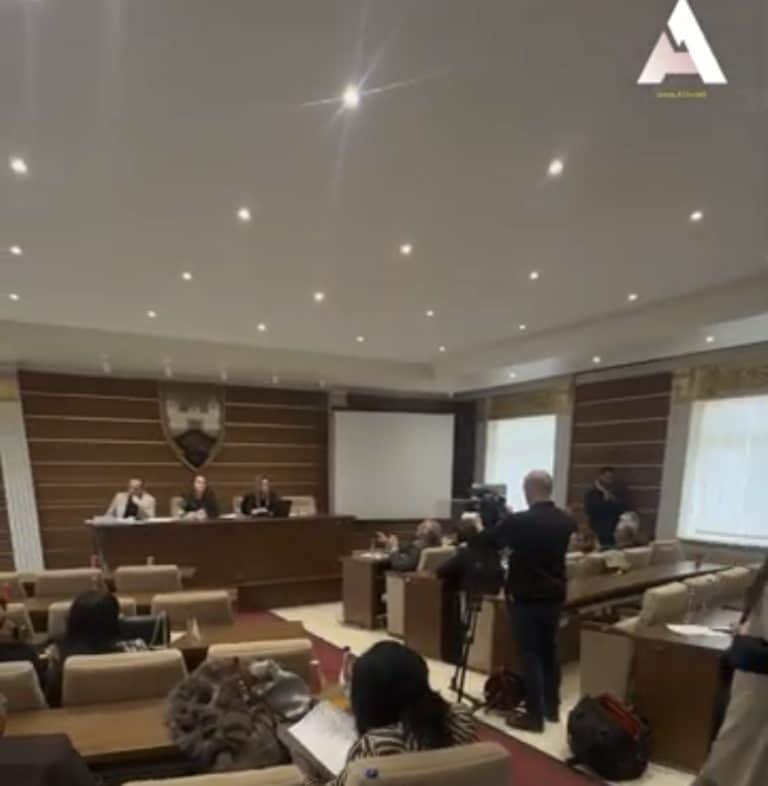 Skupštinsko zasedanje u Sjenici počelo žustrim raspravama (VIDEO)