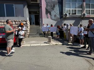 Skupština grada uz zvižduke i skandiranje “Ostavke” (VIDEO)