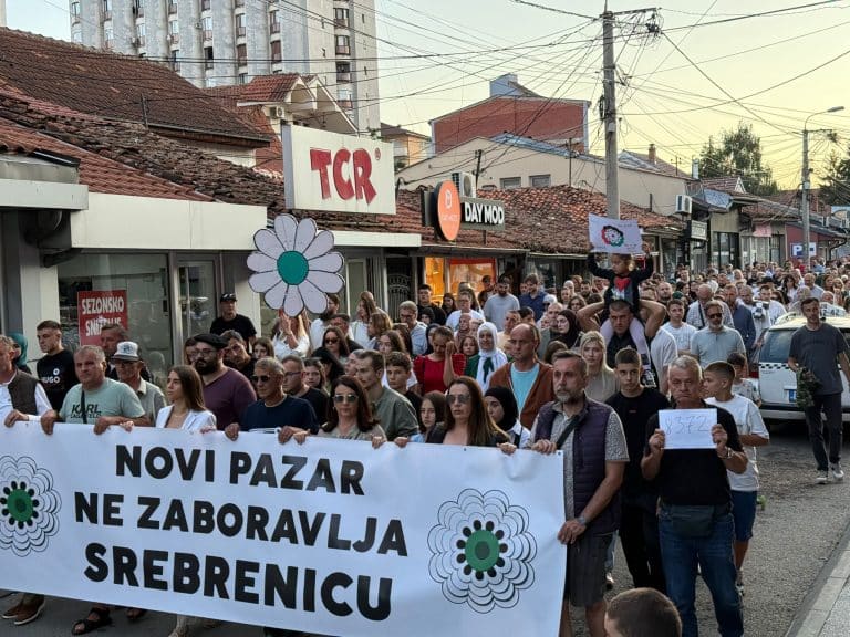 Novi Pazar večeras ćutao za Srebrenicu: 18 minuta tišine u znak sećanja na žrtve genocida (VIDEO)