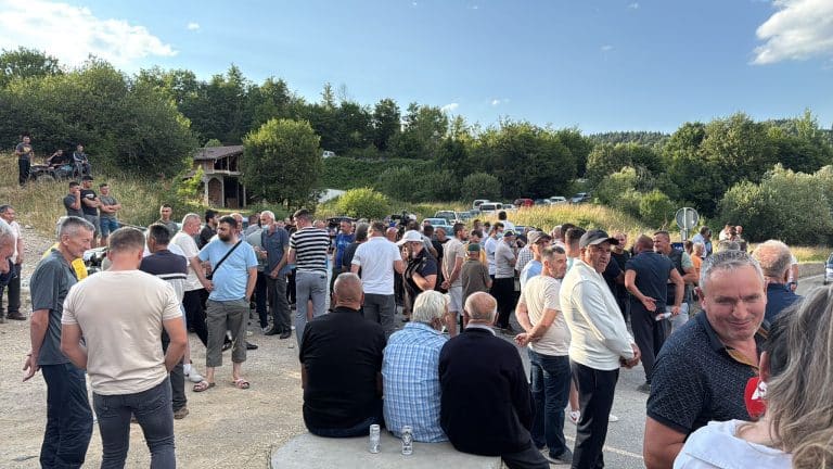Meštani sela oko deponije Golo Brdo: Blokiramo put ka deponiji, kamoni ne mogu proći (VIDEO)