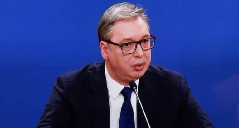 Vučić: Želim da izrazim saučešće porodicama stradalih u Srebrenici, nemam problem da to kažem na srpskom