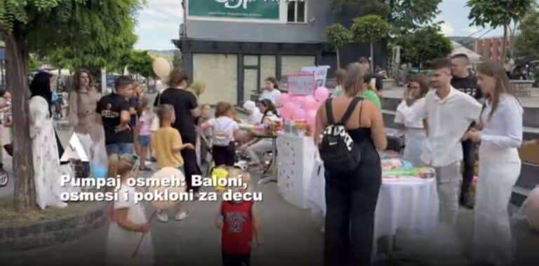 Akcija „Pumpaj osmeh“ obradovala mališane i prolaznike u centru Novog Pazara (VIDEO)